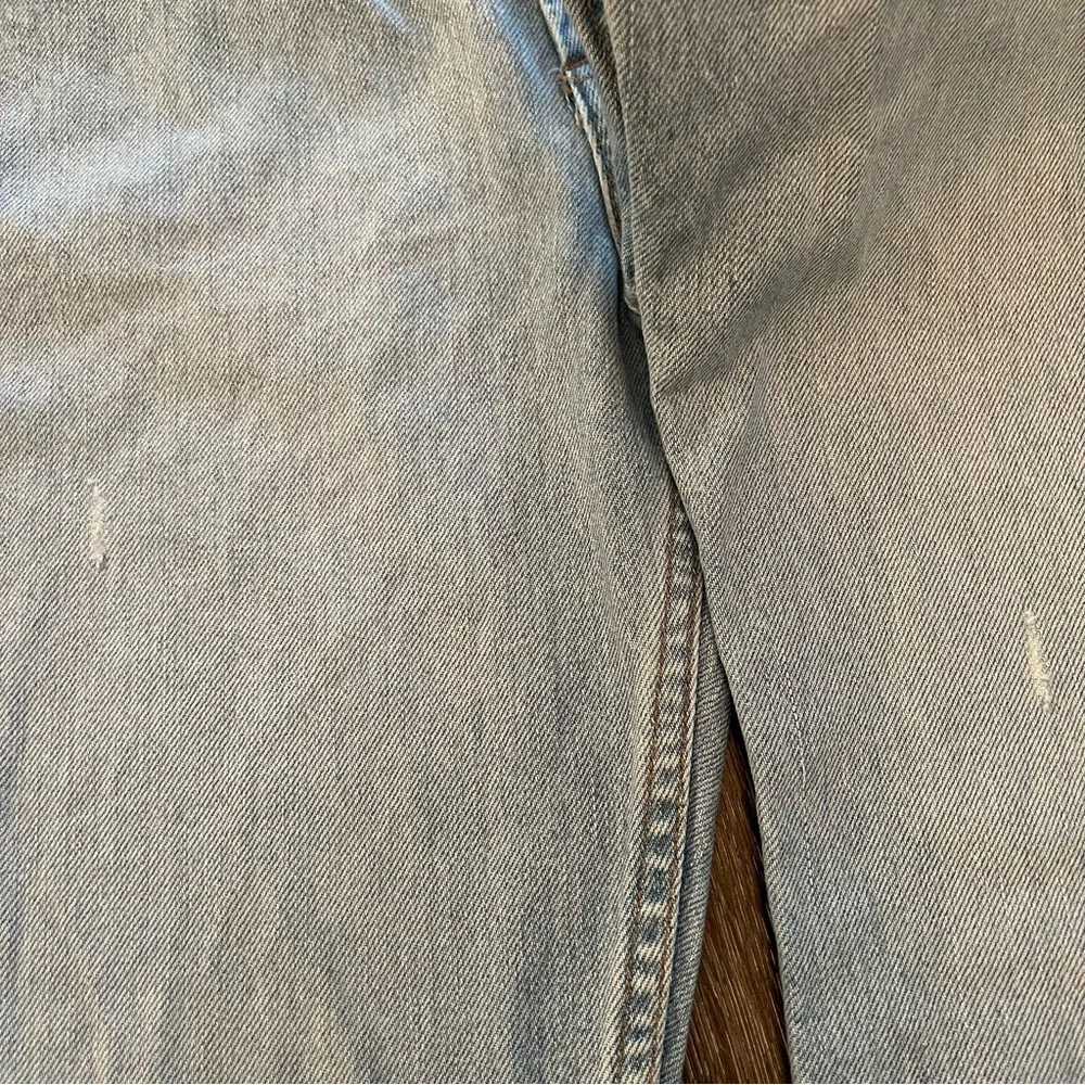 Vintage GUESS Light Wash Embroidered Distressed Women’s Jeans Sz 32 Made In USA - Picture 13 of 15